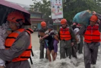 Personel SAR Brimob Polda Sumbar mengevakuasi warga terjebak banjir. (Foto: Polda Sumbar)