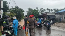 BPBD Padang kerahkan personel untuk evakuasi warga. (Foto: Pemko Padang)