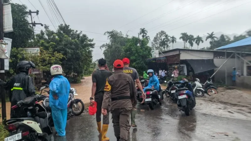 BPBD Padang kerahkan personel untuk evakuasi warga. (Foto: Pemko Padang)