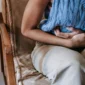 Ilustrasi wanita mengalami perut kembung. (Foto: Pexels)
