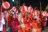 Antusiasme peserta mengikuti Festival Telong-Telong di kawasan Pantai Cimpago, Kamis (7/8/2026) malam. (Foto: Pemko Padang)