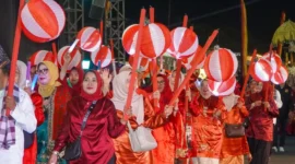 Antusiasme peserta mengikuti Festival Telong-Telong di kawasan Pantai Cimpago, Kamis (7/8/2026) malam. (Foto: Pemko Padang)