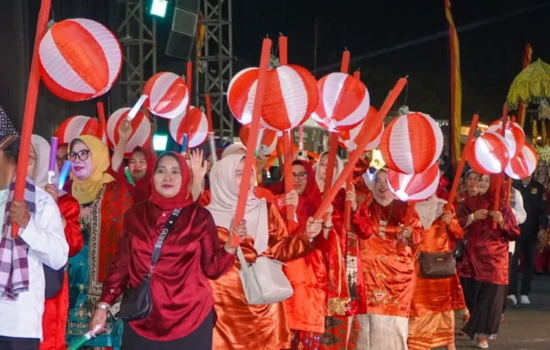 Antusiasme peserta mengikuti Festival Telong-Telong di kawasan Pantai Cimpago, Kamis (7/8/2026) malam. (Foto: Pemko Padang)