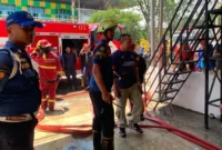 Petugas Damkar saat memadamkan api yang membakar bangunan minimarket di Air Tawar Barat, Kota Padang, Rabu (5/8/2026). (Foto: Dok. Dinas Damkar Padang)