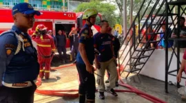 Petugas Damkar saat memadamkan api yang membakar bangunan minimarket di Air Tawar Barat, Kota Padang, Rabu (5/8/2026). (Foto: Dok. Dinas Damkar Padang)