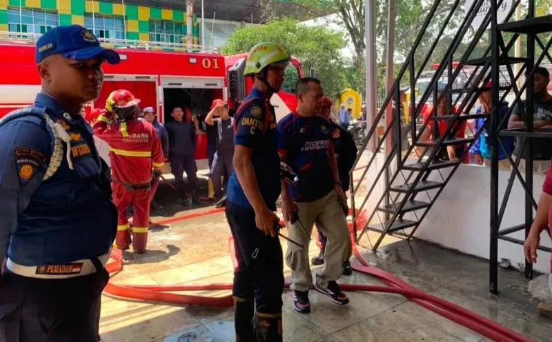 Petugas Damkar saat memadamkan api yang membakar bangunan minimarket di Air Tawar Barat, Kota Padang, Rabu (5/8/2026). (Foto: Dok. Dinas Damkar Padang)