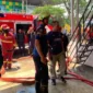 Petugas Damkar saat memadamkan api yang membakar bangunan minimarket di Air Tawar Barat, Kota Padang, Rabu (5/8/2026). (Foto: Dok. Dinas Damkar Padang)
