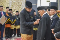 Wali Kota Padang Fadly Amran menyematkan Pin Emas kepada salah satu penerima. (Foto: Pemko Padang)