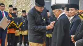 Wali Kota Padang Fadly Amran menyematkan Pin Emas kepada salah satu penerima. (Foto: Pemko Padang)