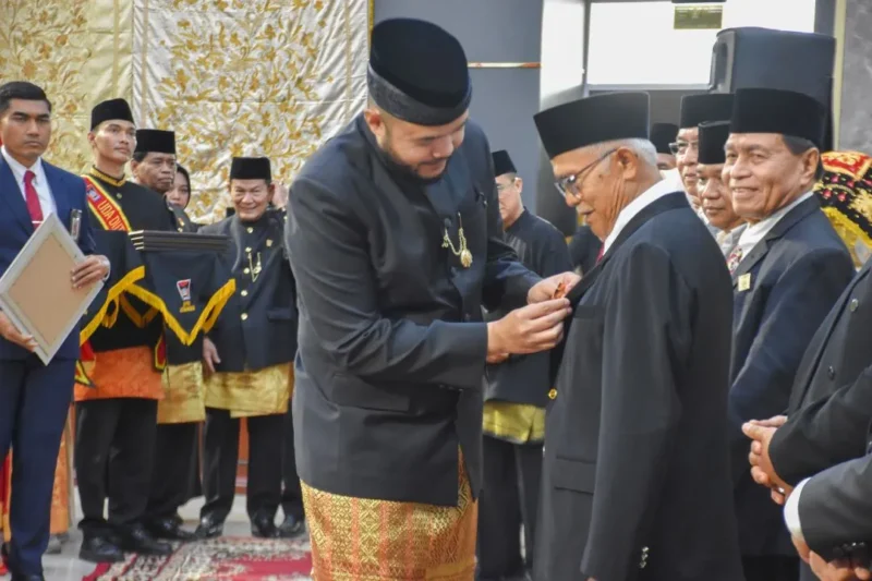 Wali Kota Padang Fadly Amran menyematkan Pin Emas kepada salah satu penerima. (Foto: Pemko Padang)