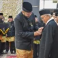 Wali Kota Padang Fadly Amran menyematkan Pin Emas kepada salah satu penerima. (Foto: Pemko Padang)