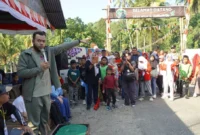 Wali Kota Padang Fadly Amran melepas kegiatan jalan santai sekaligus meresmikan Pokdarwis LuBaRiTa di Jembatan Lubuk Sariak, Kelurahan Padang Besi, Kecamatan Lubuk Kilangan, Sabtu (29/8/2026). (Foto: Pemko Padang)