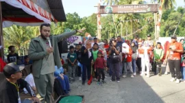 Wali Kota Padang Fadly Amran melepas kegiatan jalan santai sekaligus meresmikan Pokdarwis LuBaRiTa di Jembatan Lubuk Sariak, Kelurahan Padang Besi, Kecamatan Lubuk Kilangan, Sabtu (29/8/2026). (Foto: Pemko Padang)