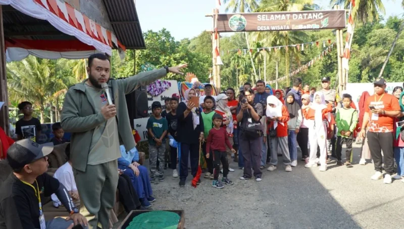 Wali Kota Padang Fadly Amran melepas kegiatan jalan santai sekaligus meresmikan Pokdarwis LuBaRiTa di Jembatan Lubuk Sariak, Kelurahan Padang Besi, Kecamatan Lubuk Kilangan, Sabtu (29/8/2026). (Foto: Pemko Padang)