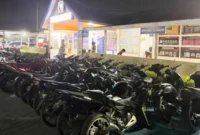 Polres Agam mengamankan 30 motor knalpot brong di Lubuk Basung, Sabtu malam (22/8/2026). (Foto: Polda Sumbar)