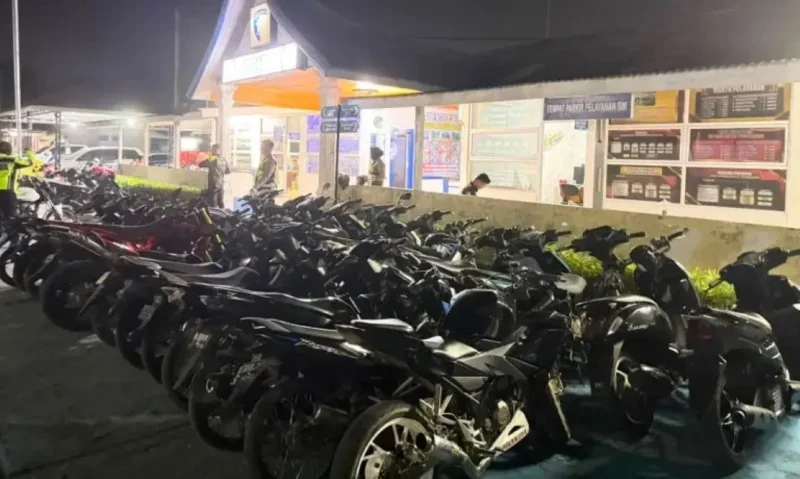 Polres Agam mengamankan 30 motor knalpot brong di Lubuk Basung, Sabtu malam (22/8/2026). (Foto: Polda Sumbar)
