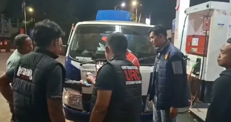 Polres Sijunjung melakukan sidak ke salah satu SPBU untuk memastikan informasi mengenai dugaan praktik langsiran BBM subsidi di wilayah tersebut. (Foto: Polda Sumbar)