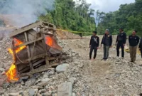Personel Tim Trisula Polres Solsel memusnahkan sarana tambang berupa asbuk atau kotak penyaring emas di kawasan Sungai Bangko. (Foto: Polda Sumbar)