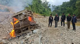 Personel Tim Trisula Polres Solsel memusnahkan sarana tambang berupa asbuk atau kotak penyaring emas di kawasan Sungai Bangko. (Foto: Polda Sumbar)