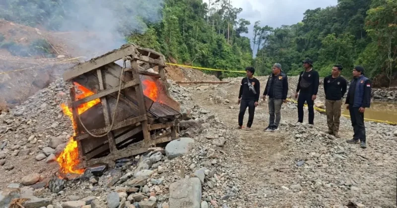 Personel Tim Trisula Polres Solsel memusnahkan sarana tambang berupa asbuk atau kotak penyaring emas di kawasan Sungai Bangko. (Foto: Polda Sumbar)
