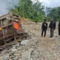 Personel Tim Trisula Polres Solsel memusnahkan sarana tambang berupa asbuk atau kotak penyaring emas di kawasan Sungai Bangko. (Foto: Polda Sumbar)