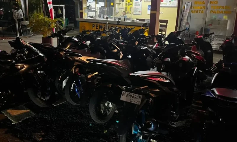 Polresta Padang mengamankan 18 motor knalpot brong dalam patroli KRYD pada Sabtu (1/8/2026) malam hingga Minggu (2/8/2026) pagi. (Foto: Polda Sumbar)