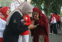 Dinsos Padang menggencarkan sosialisasi Portal Perlinsos di kawasan CFD, tepatnya di depan Kantor Disnakerin  Padang, Minggu (16/8/2026). (Foto: Pemko Padang)
