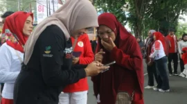 Dinsos Padang menggencarkan sosialisasi Portal Perlinsos di kawasan CFD, tepatnya di depan Kantor Disnakerin  Padang, Minggu (16/8/2026). (Foto: Pemko Padang)