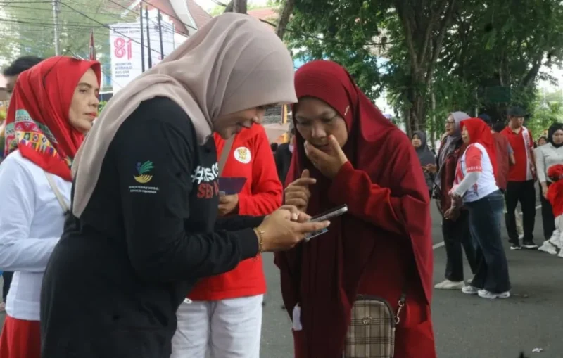 Dinsos Padang menggencarkan sosialisasi Portal Perlinsos di kawasan CFD, tepatnya di depan Kantor Disnakerin  Padang, Minggu (16/8/2026). (Foto: Pemko Padang)