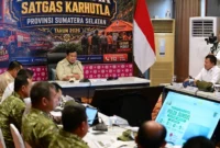 Presiden Prabowo Subianto secara langsung memantau perkembangan penanganan karhutla di Provinsi Jambi dan Lampung melalui konferensi video dari Posko Utama Satuan Tugas Karhutla Provinsi Sumsel, Kota Palembang, pada Senin (24/8/2026). (Foto: BPMI Setpres)