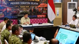 Presiden Prabowo Subianto secara langsung memantau perkembangan penanganan karhutla di Provinsi Jambi dan Lampung melalui konferensi video dari Posko Utama Satuan Tugas Karhutla Provinsi Sumsel, Kota Palembang, pada Senin (24/8/2026). (Foto: BPMI Setpres)