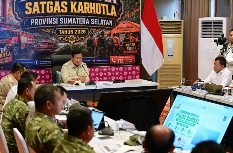 Presiden Prabowo Subianto secara langsung memantau perkembangan penanganan karhutla di Provinsi Jambi dan Lampung melalui konferensi video dari Posko Utama Satuan Tugas Karhutla Provinsi Sumsel, Kota Palembang, pada Senin (24/8/2026). (Foto: BPMI Setpres)