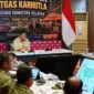 Presiden Prabowo Subianto secara langsung memantau perkembangan penanganan karhutla di Provinsi Jambi dan Lampung melalui konferensi video dari Posko Utama Satuan Tugas Karhutla Provinsi Sumsel, Kota Palembang, pada Senin (24/8/2026). (Foto: BPMI Setpres)