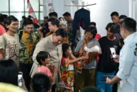 Presiden Prabowo Subianto menyambangi warga relokasi Senen yang kini telah menempati hunian baru pada Jumat malam (28/8/2026). (Foto: BPMI Setpres)