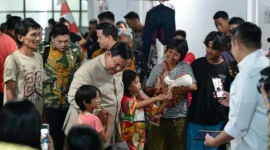 Presiden Prabowo Subianto menyambangi warga relokasi Senen yang kini telah menempati hunian baru pada Jumat malam (28/8/2026). (Foto: BPMI Setpres)