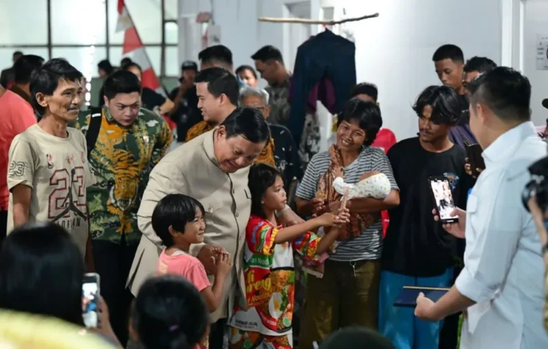 Presiden Prabowo Subianto menyambangi warga relokasi Senen yang kini telah menempati hunian baru pada Jumat malam (28/8/2026). (Foto: BPMI Setpres)