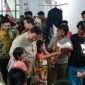 Presiden Prabowo Subianto menyambangi warga relokasi Senen yang kini telah menempati hunian baru pada Jumat malam (28/8/2026). (Foto: BPMI Setpres)