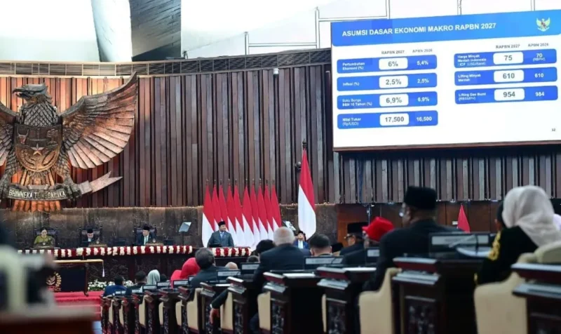 Presiden Prabowo saat menyampaikan Keterangan Pemerintah atas RUU tentang APBN 2027 beserta Nota Keuangan dan dokumen pendukungnya dalam Rapat Paripurna Pembukaan Masa Persidangan I DPR RI Tahun Sidang 2026–2027 di Gedung Nusantara, Kompleks Parlemen, Jakarta, Jumat (14/8/2026). (Foto: BPMI Setpres)