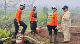Presiden Prabowo Subianto turun langsung ke lokasi karhutla di Desa Limbung, Kabupaten Kubu Raya, Kalimantan Barat, Sabtu (22/8/2026). (Foto: BPMI Setpres)