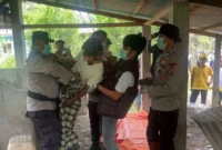 Personel Polsek Nan Sabaris bersama Tim Identifikasi Polres Padang Pariaman mengevakuasi jenazah pria yang ditemukan meninggal di kandang sapi di Korong Batang Kambaru, Nagari Tapakis, Kecamatan Ulakan Tapakis, Padang Pariaman, Minggu (30/8/2026). (Foto: Polsek Nan Sabaris)