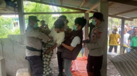 Personel Polsek Nan Sabaris bersama Tim Identifikasi Polres Padang Pariaman mengevakuasi jenazah pria yang ditemukan meninggal di kandang sapi di Korong Batang Kambaru, Nagari Tapakis, Kecamatan Ulakan Tapakis, Padang Pariaman, Minggu (30/8/2026). (Foto: Polsek Nan Sabaris)