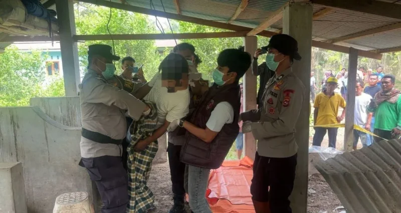 Personel Polsek Nan Sabaris bersama Tim Identifikasi Polres Padang Pariaman mengevakuasi jenazah pria yang ditemukan meninggal di kandang sapi di Korong Batang Kambaru, Nagari Tapakis, Kecamatan Ulakan Tapakis, Padang Pariaman, Minggu (30/8/2026). (Foto: Polsek Nan Sabaris)