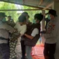 Personel Polsek Nan Sabaris bersama Tim Identifikasi Polres Padang Pariaman mengevakuasi jenazah pria yang ditemukan meninggal di kandang sapi di Korong Batang Kambaru, Nagari Tapakis, Kecamatan Ulakan Tapakis, Padang Pariaman, Minggu (30/8/2026). (Foto: Polsek Nan Sabaris)