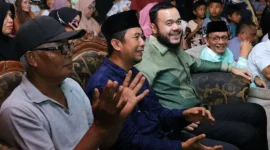 Wali Kota Padang Fadly Amran menghadiri puncak peringatan HUT ke-81 Kemerdekaan RI yang digelar IKAPOL di Jalan Legislatif, Kelurahan Kampung Olo, Kecamatan Nanggalo, Sabtu (29/8/2026) malam. (Foto: Pemko Padang)