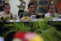 Kepala BNPB Letjen TNI Dr. Suharyanto saat Rapat koordinasi bersama kementerian/lembaga dan pemerintah daerah di Kantor Bupati Manggarai Barat, Minggu (16/8). (Foto: Bidang Komunikasi Kebencanaan/Danung Arifin)