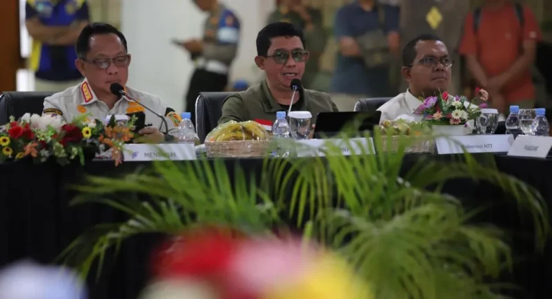 Kepala BNPB Letjen TNI Dr. Suharyanto saat Rapat koordinasi bersama kementerian/lembaga dan pemerintah daerah di Kantor Bupati Manggarai Barat, Minggu (16/8). (Foto: Bidang Komunikasi Kebencanaan/Danung Arifin)
