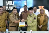 Wakil Wali Kota Padang Maigus Nasir saat Rapat Pelaksanaan Program LLTT Kota Padang di Gedung Putih, Kediaman Resmi Wali Kota, Senin (3/8/2026). (Foto: Pemko Padang)