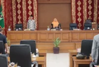 Sekretaris Daerah Rida Ananda mengikuti rapat paripurna DPRD Payakumbuh, Kamis (27/8/2026). (Foto: MC Payakumbuh)