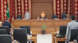 Sekretaris Daerah Rida Ananda mengikuti rapat paripurna DPRD Payakumbuh, Kamis (27/8/2026). (Foto: MC Payakumbuh)