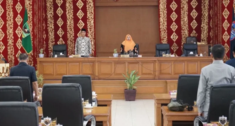 Sekretaris Daerah Rida Ananda mengikuti rapat paripurna DPRD Payakumbuh, Kamis (27/8/2026). (Foto: MC Payakumbuh)
